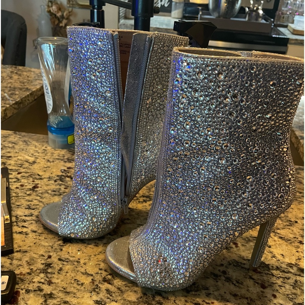 Steve Madden Dispute-R Rhinestone Peep Toe Embellished Booties SZ 7.5
